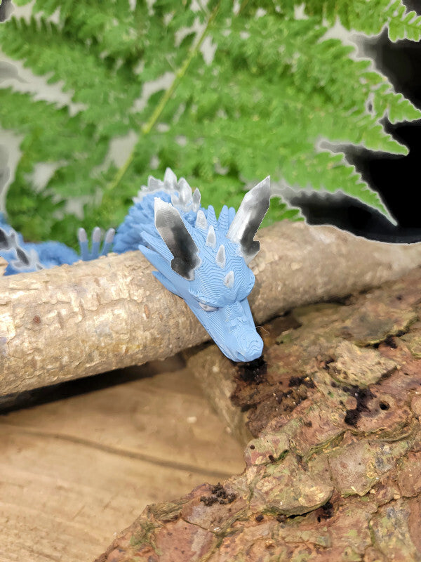 Flexi-Drache „Frostflimmer“ – leuchtet im Dunkeln