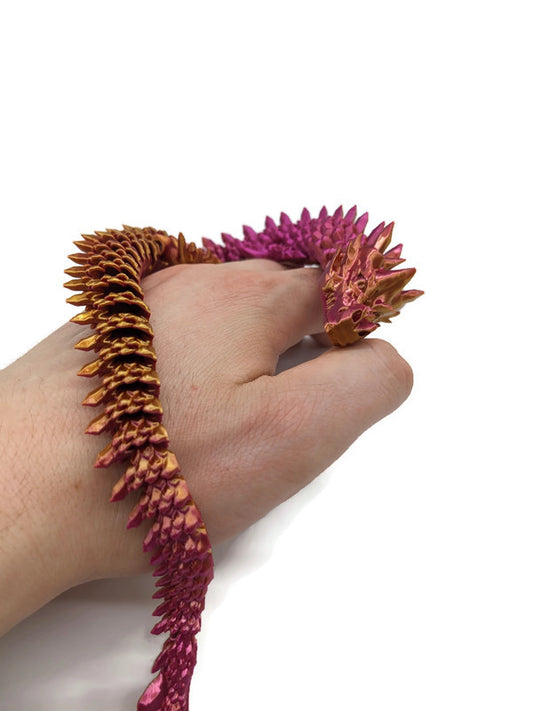 Flexi-Drache „Rosenglanz – Wächterin der Morgenlicht-Auen“ – gefertigt im 3D-Druck